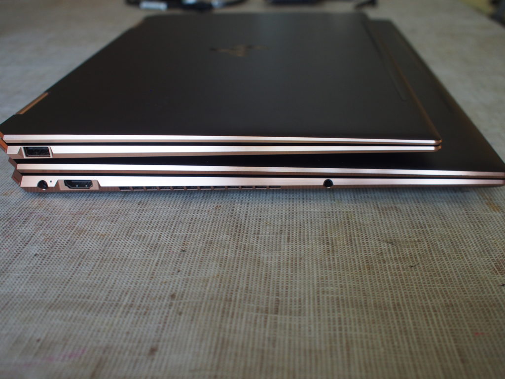 HP Spectre x360 13 とHP Spectre x360 15 の外観左側