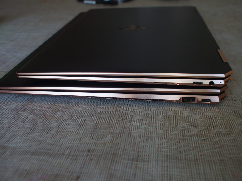 HP Spectre x360 13 とHP Spectre x360 15 の外観右側