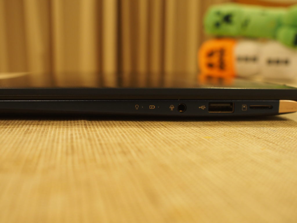 ASUS ZenBook 14 UX433FN-8265RB　本体右側