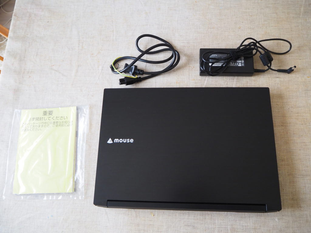 本体と添付品：m-Book W890XN-M2SH2