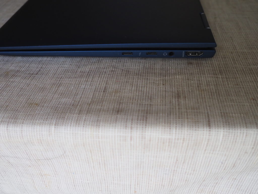 本体右側：HP Elite Dragonfly