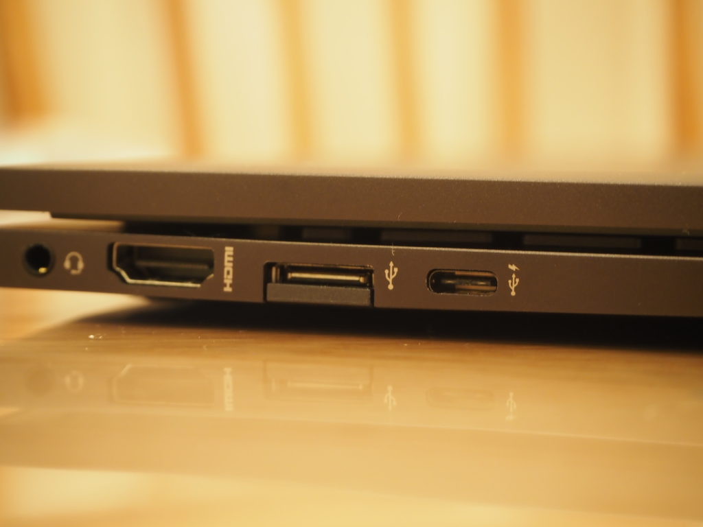 本体左側：ENVY x360 Laptop - 15-ee0020AU