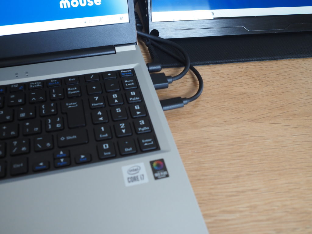 本体右側：mouse B5-i7（モバイルディスプレイに接続）