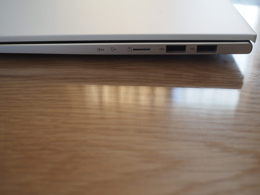 本体右側：VivoBook S15 S533EA