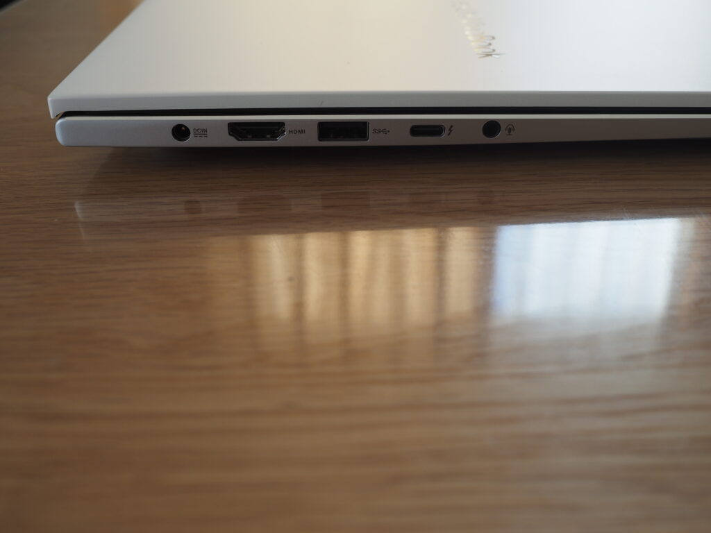 本体左側：VivoBook S15 S533EA