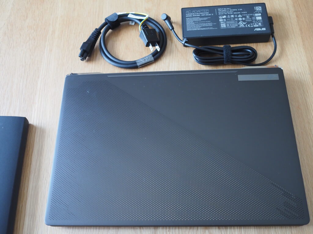 本体外観および添付品：ROG Zephyrus G15 GA503QS GA503QS-R9R3080G