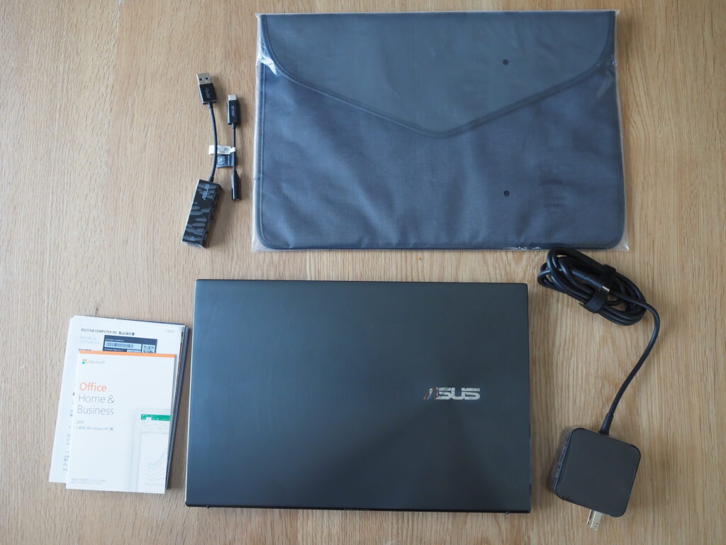 本体外観および添付品：ASUS ZenBook 13 OLED UX325EA (UX325EA-KG409TS)