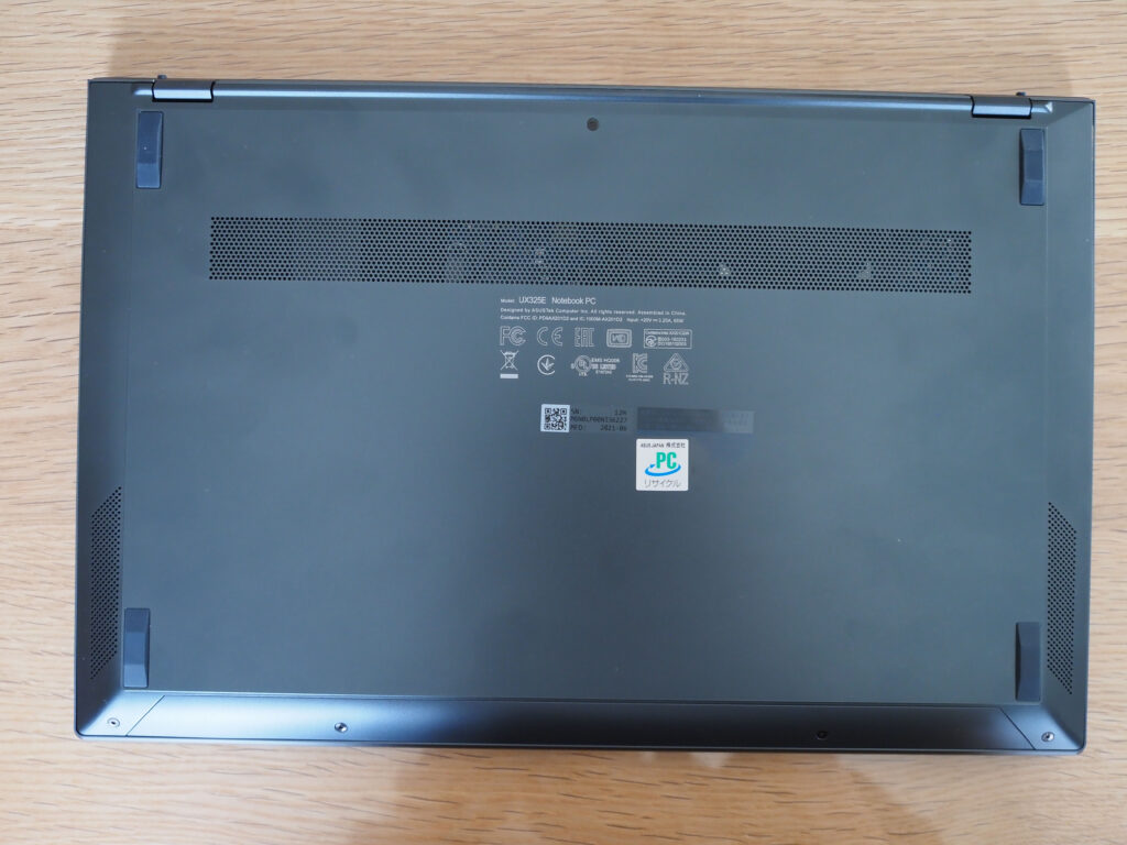 本体裏面：ASUS ZenBook 13 OLED UX325EA (UX325EA-KG409TS)