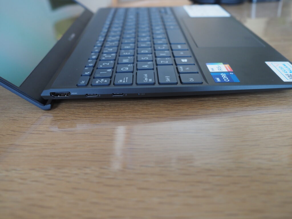本体左側：ASUS ZenBook 13 OLED UX325EA (UX325EA-KG409TS)