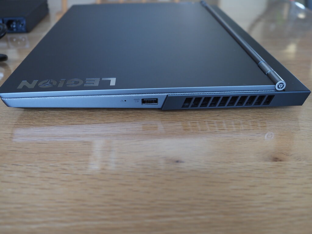 本体右側：Lenovo Legion 750i（81YT0025JP）