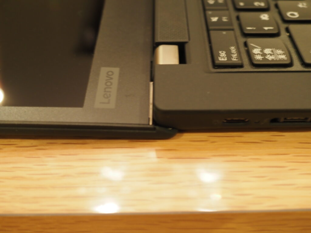 ディスプレイを開いた状態：Lenovo ThinkPad P14s Gen 1（20S50006JP）
