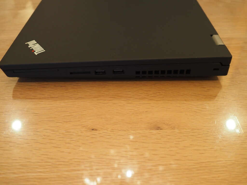 本体右側：Lenovo ThinkPad P17 Gen 1