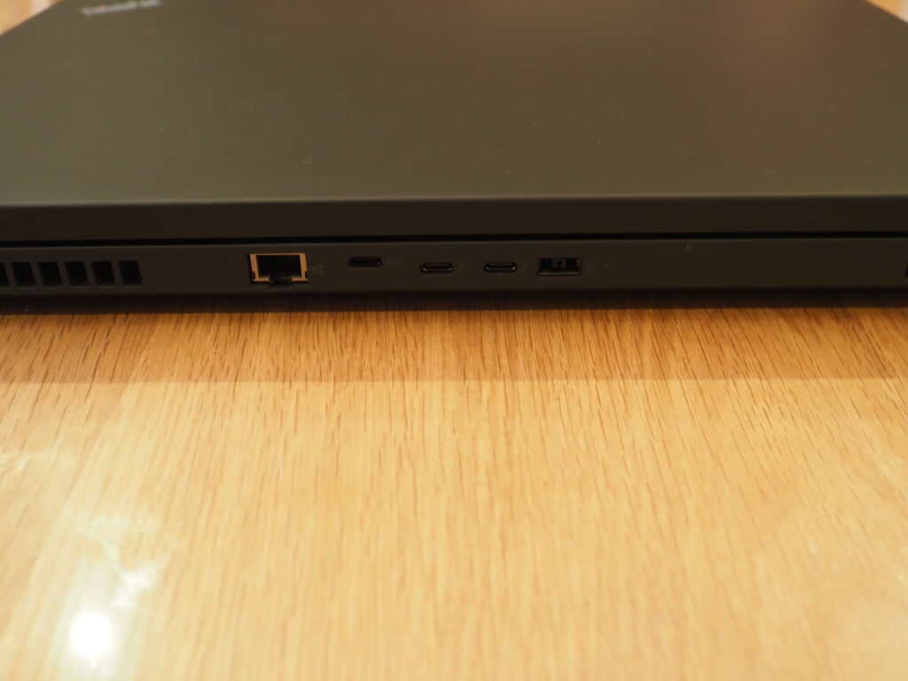 本体背面：Lenovo ThinkPad P17 Gen 1