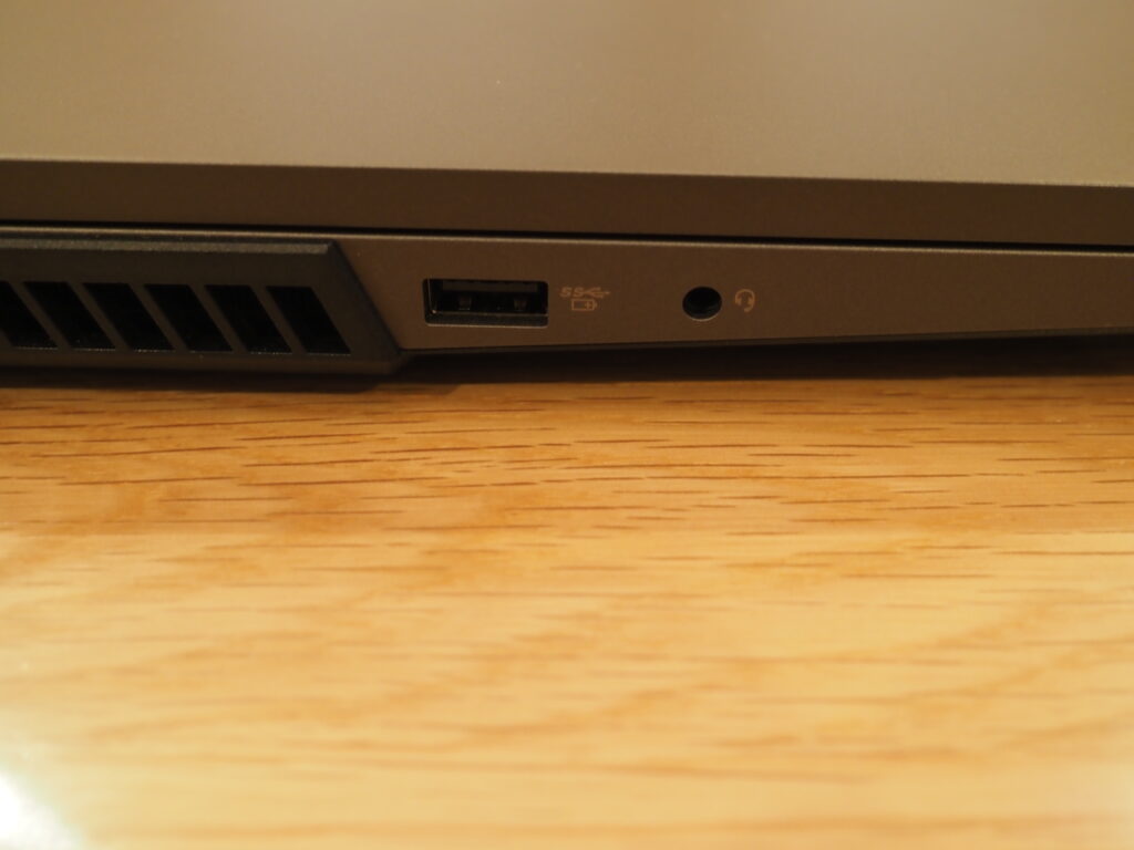 本体左側：Lenovo Legion 550Pi（82AY001TJP）