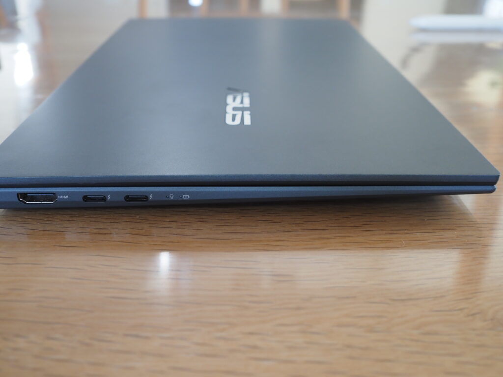 本体左側：ASUS ZenBook 14 Ultralight UX435EAL （UX435EAL-KC099TS）