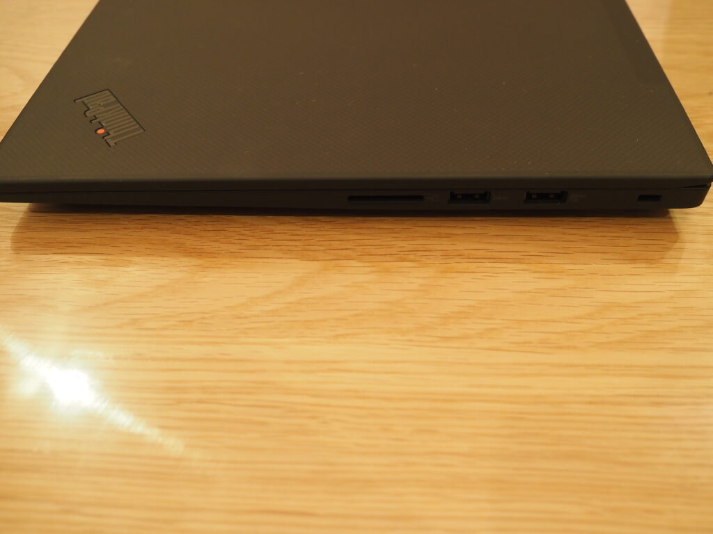 本体右側：Lenovo ThinkPad P1 Gen 3（Quadro T2000 搭載モデル）