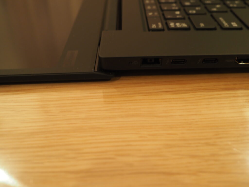 ディスプレイを開いた状態：Lenovo ThinkPad P1 Gen 3（Quadro T2000 搭載モデル）