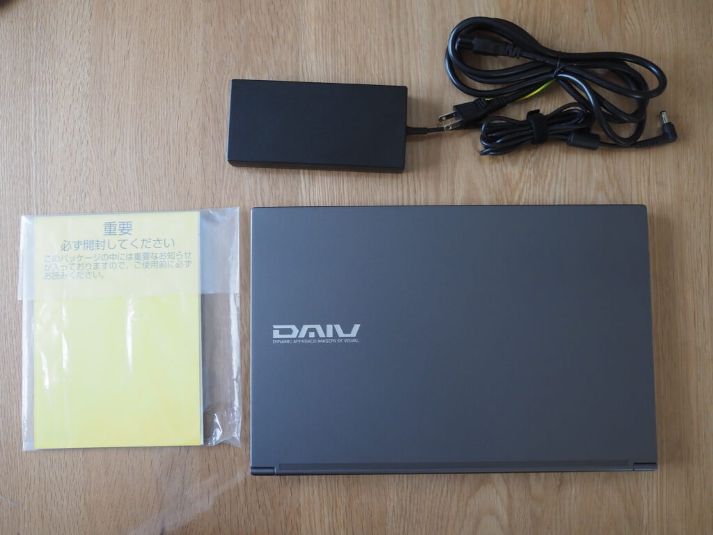 本体外観および添付品：DAIV 5P