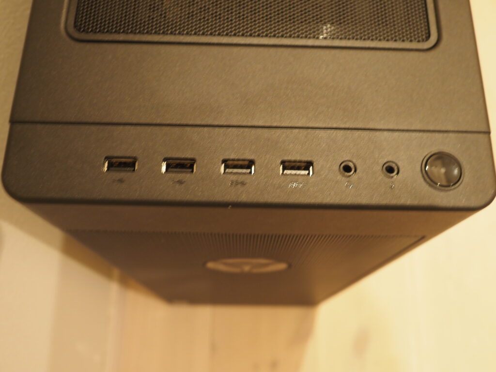 本体手前側上部：Lenovo Legion T750i （90Q80065JM）