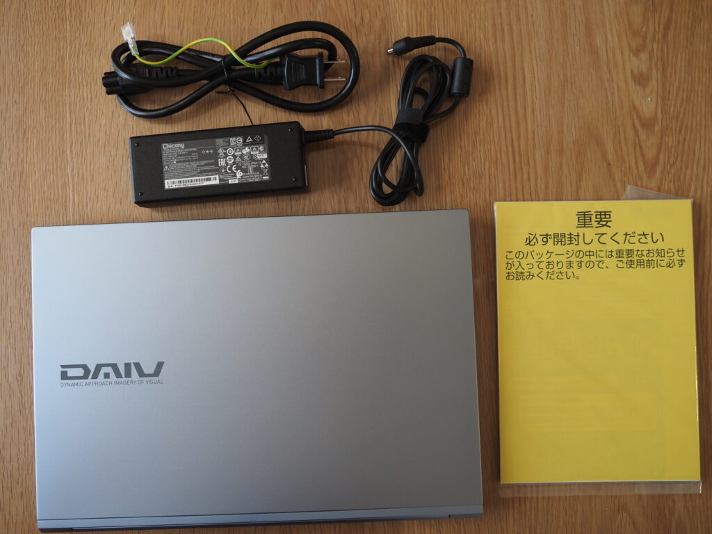 本体外観および添付品：DAIV 4N (プレミアムモデル)