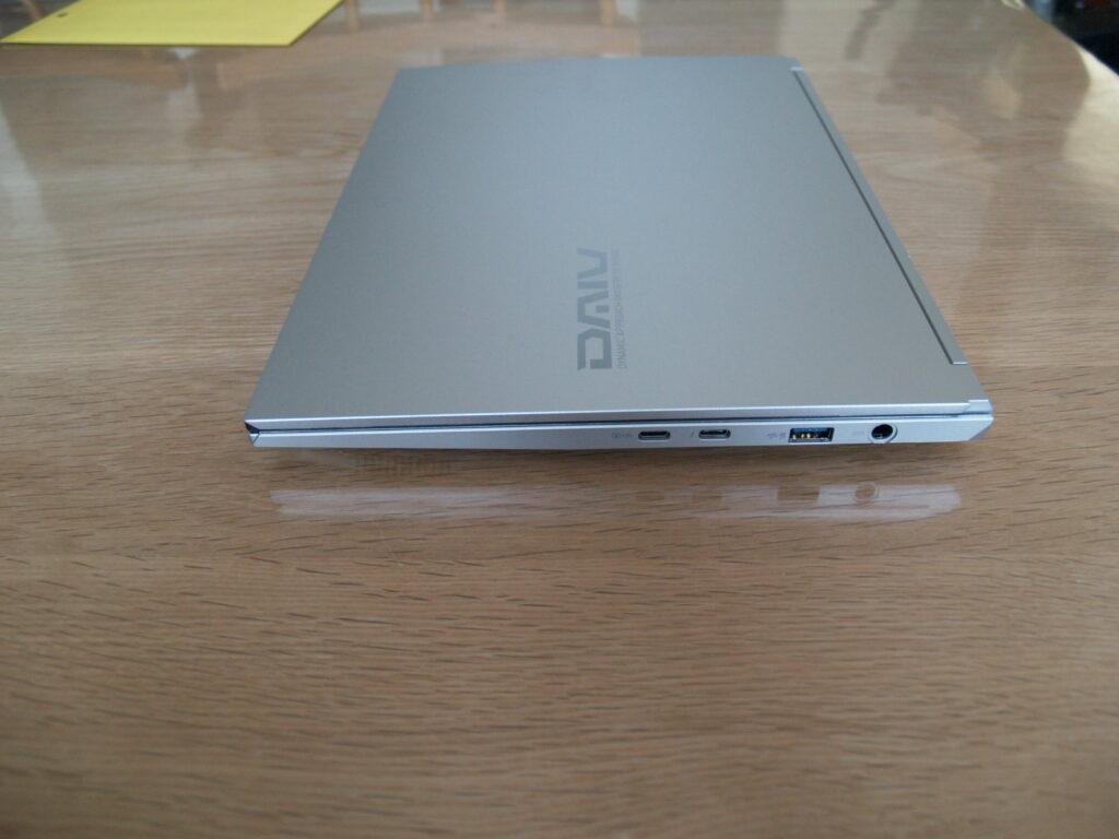 本体右側:DAIV S4-I7G60SR-C(S4I7G60SRCDCW101DEC)